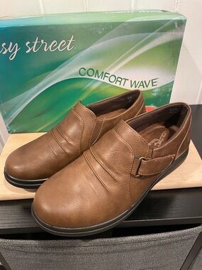 Easy Street Womens Lively Brown Burnish Comfort Flats Brown size 6W new in box